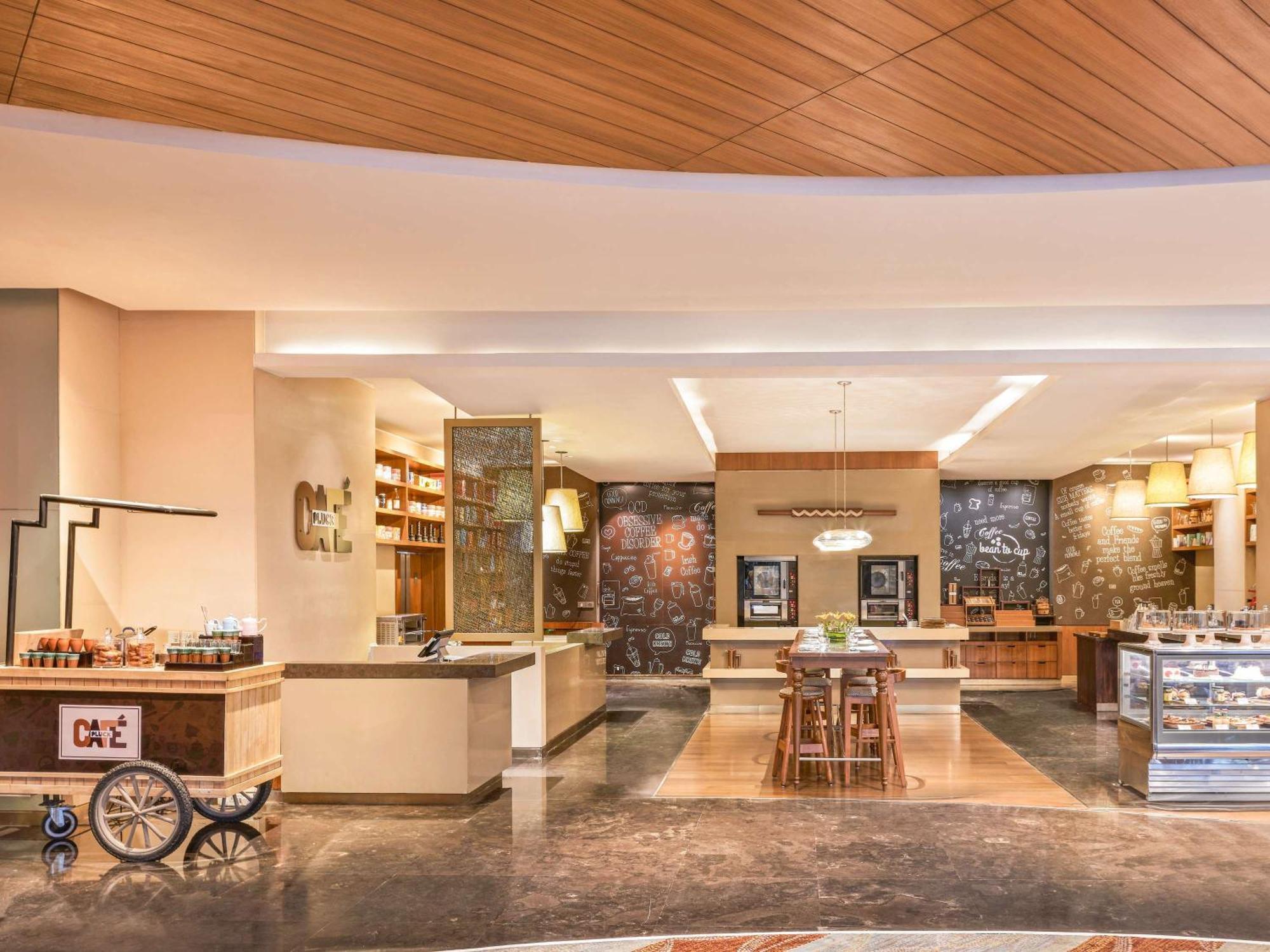 Pullman New Delhi Aerocity Exteriör bild The lobby lounge