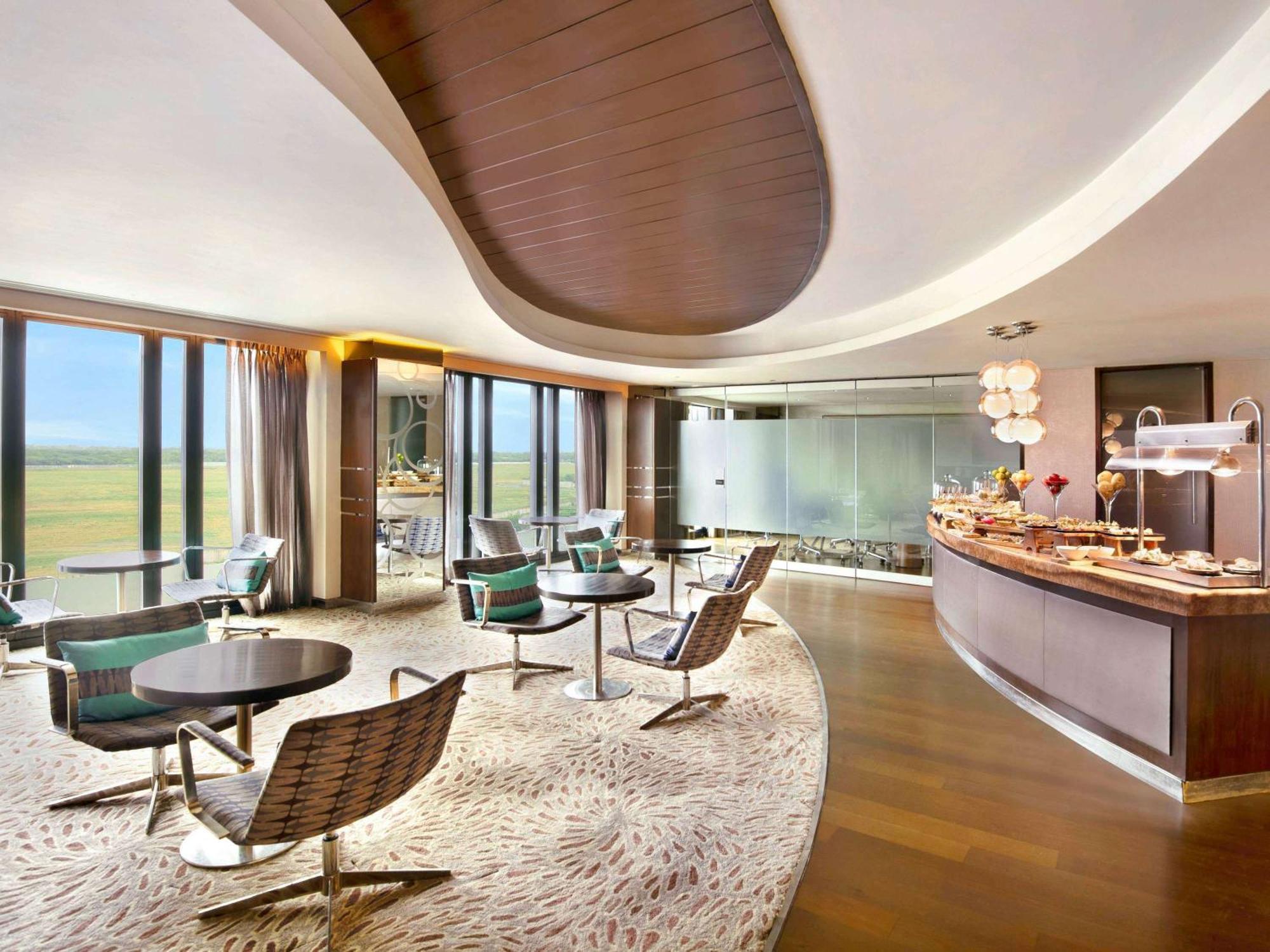 Pullman New Delhi Aerocity Exteriör bild Club Lounge at KLIA