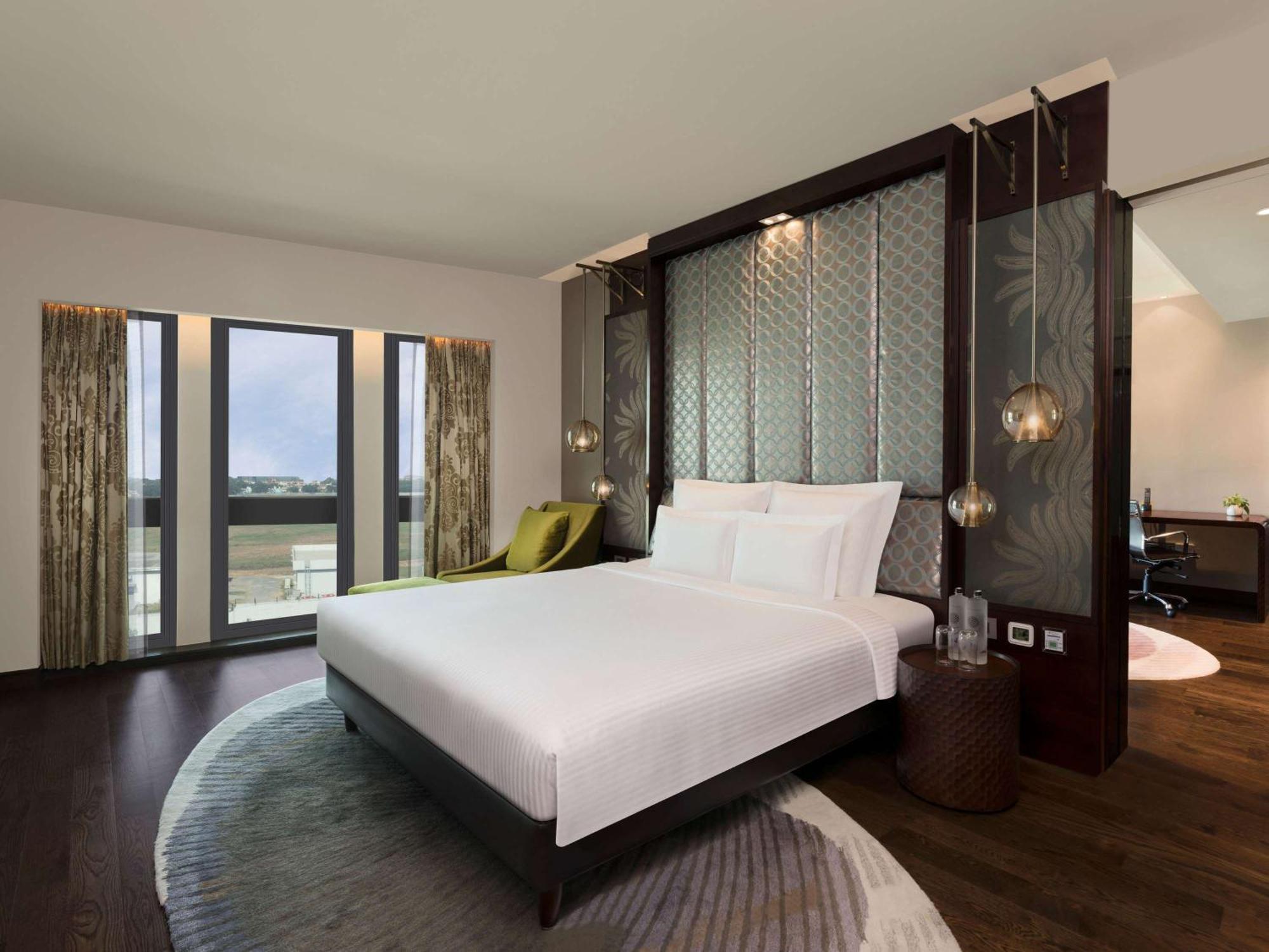 Pullman New Delhi Aerocity Exteriör bild A bedroom at the hotel