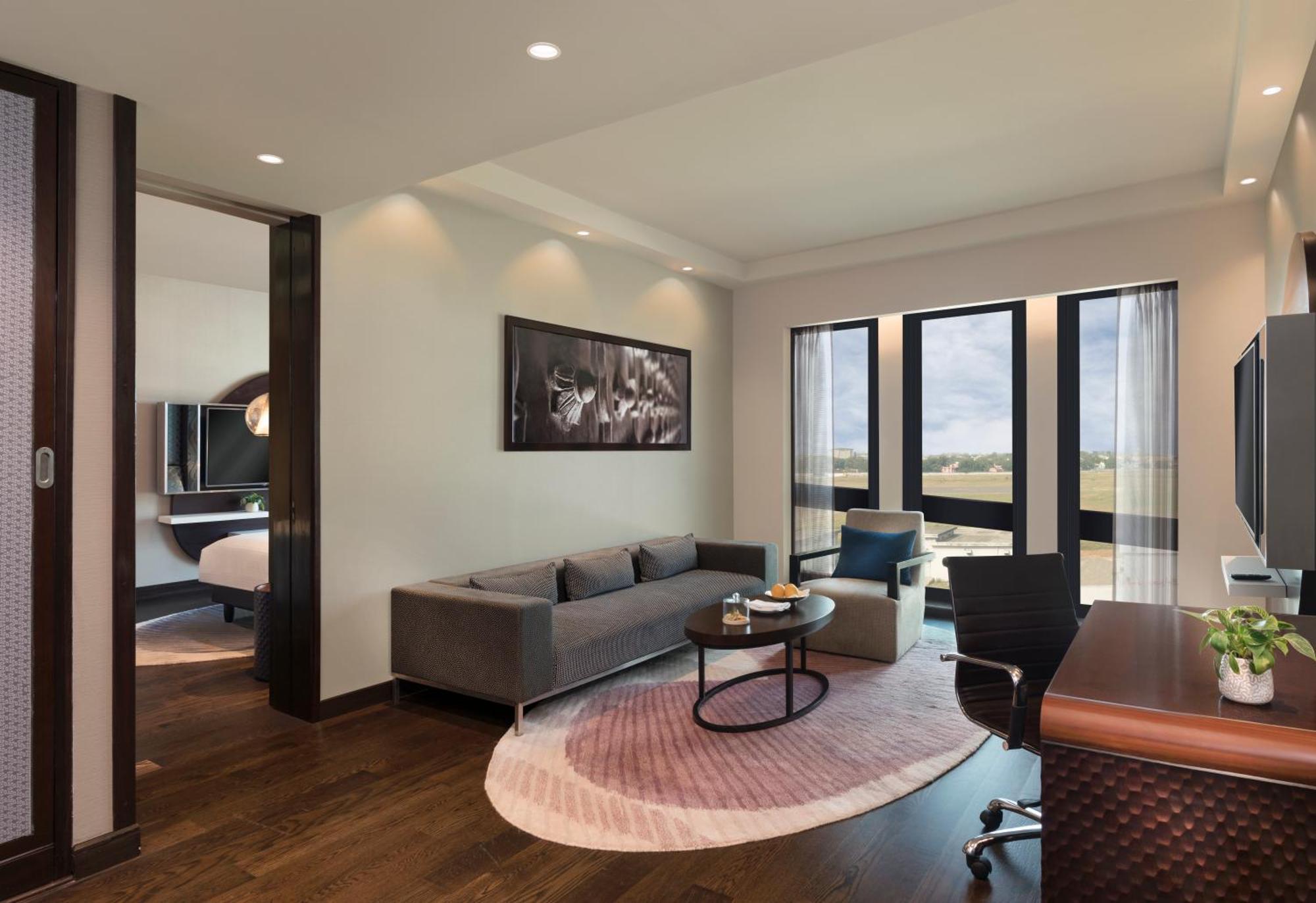Pullman New Delhi Aerocity Exteriör bild Suite
