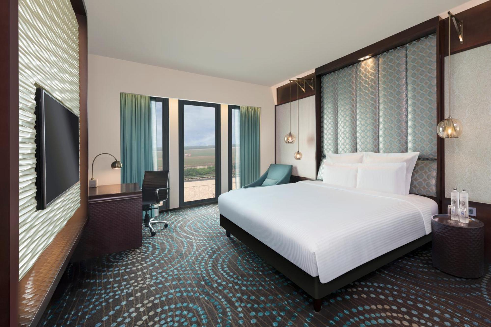 Pullman New Delhi Aerocity Exteriör bild A guest room at the hotel